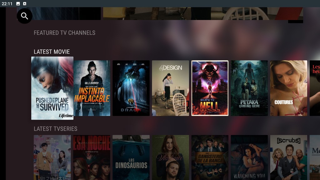 Cuevana 3 Pro en TV: pantalla de inicio con filas de películas y series y foco para mando a distancia